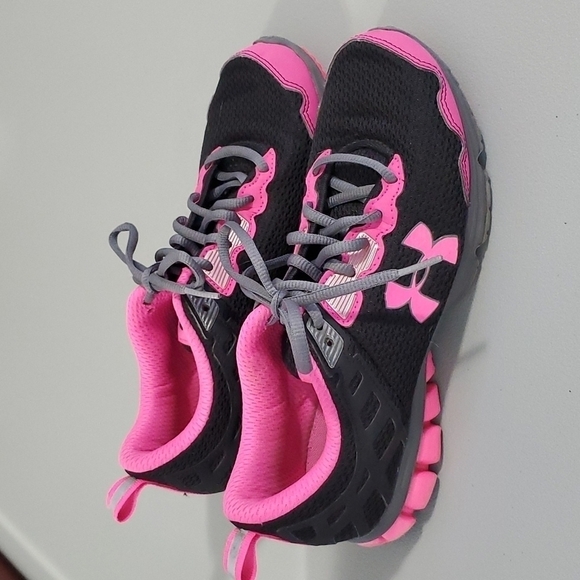 Under Armour size 7 black and pink athletic shoes - Picture 3 of 7